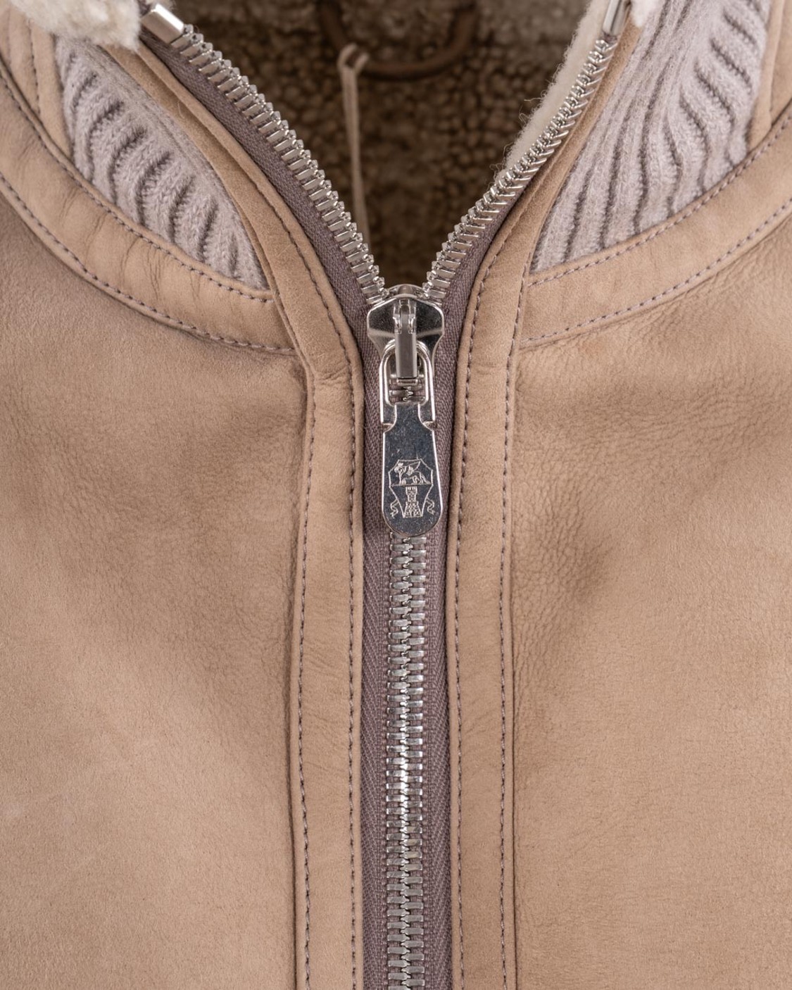 shop BRUNELLO CUCINELLI  Montone: Brunello Cucinelli bomber in shearling curly scamosciato con collo in maglia di cashmere.
Chiusura con zip e doppio cursore.
Collo con inserto in maglia a costina.
Tasche basse con zip.
Polsini e fondo in maglia a costina.
Fodera in shearling.
Composizione: 100% Pelliccia.
Fabbricato in Italia.. MPMLS1737-C4248 number 9405942